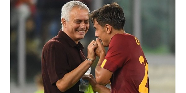 Hora feliz en Roma con Paulo Dybala y José Mourinho